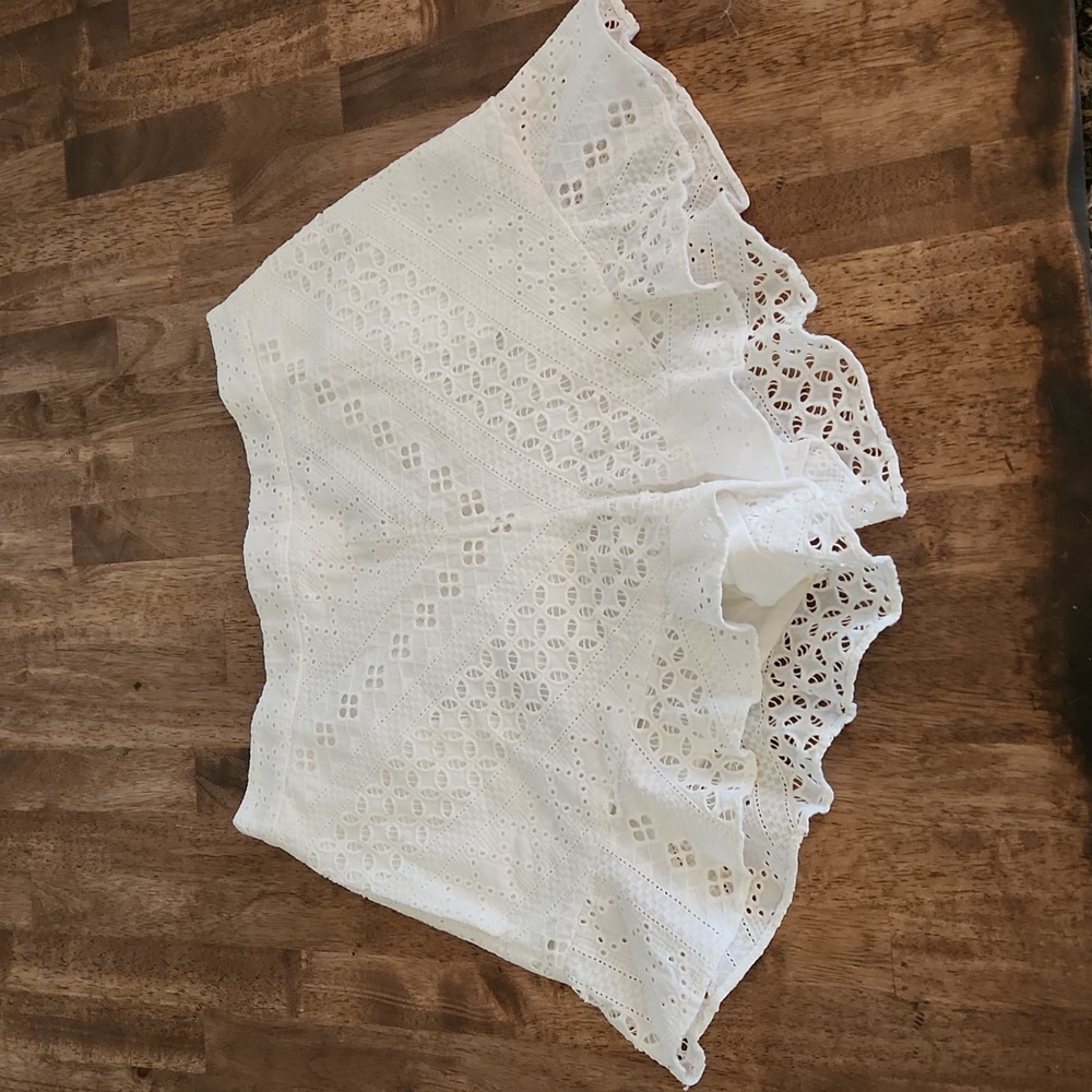 NWOT BCBG MAXAZRIA Eyelet Lace Short - Size Small